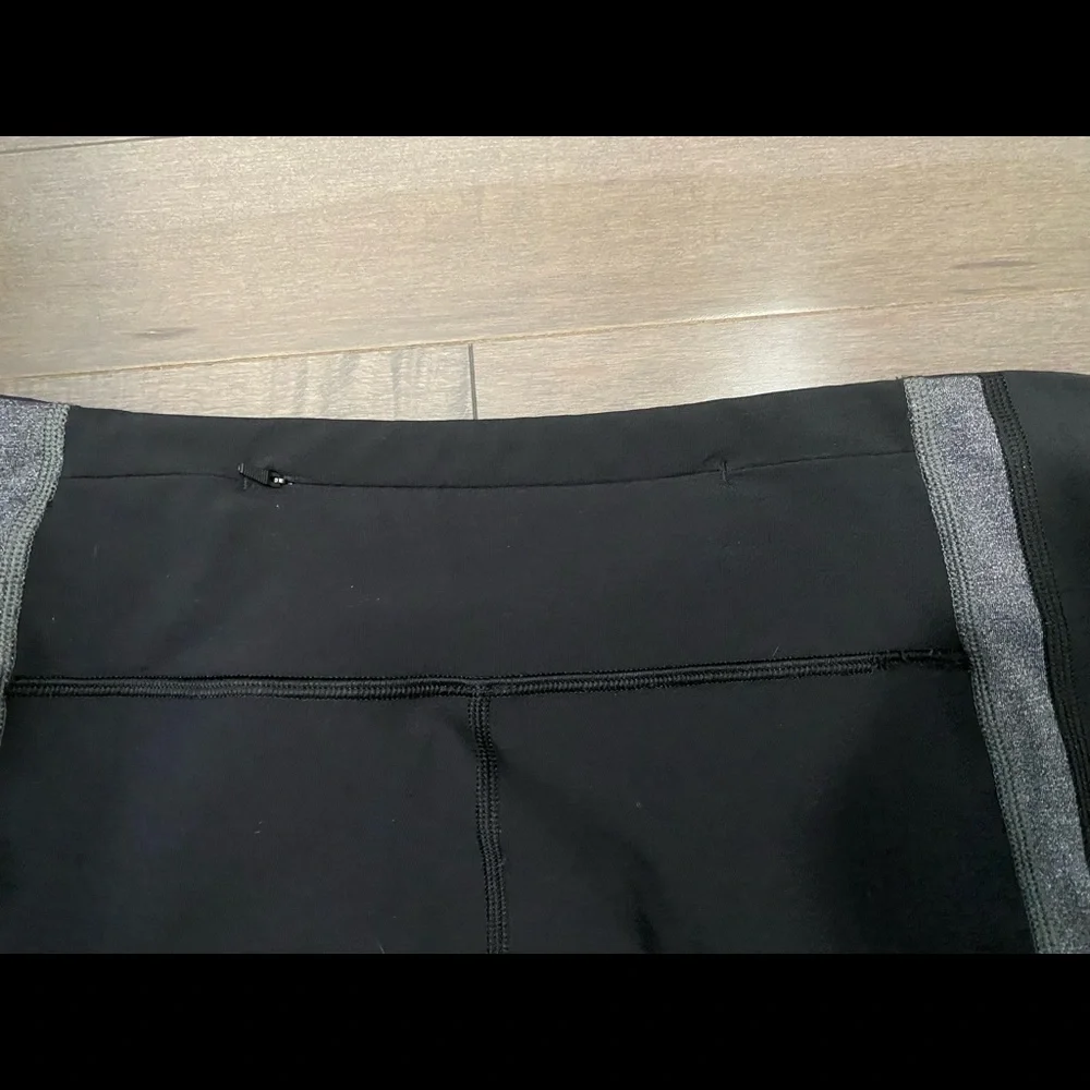 Lululemon leggings with side and back pockets. Size 10 black with gray design. - Picture 8 of 9